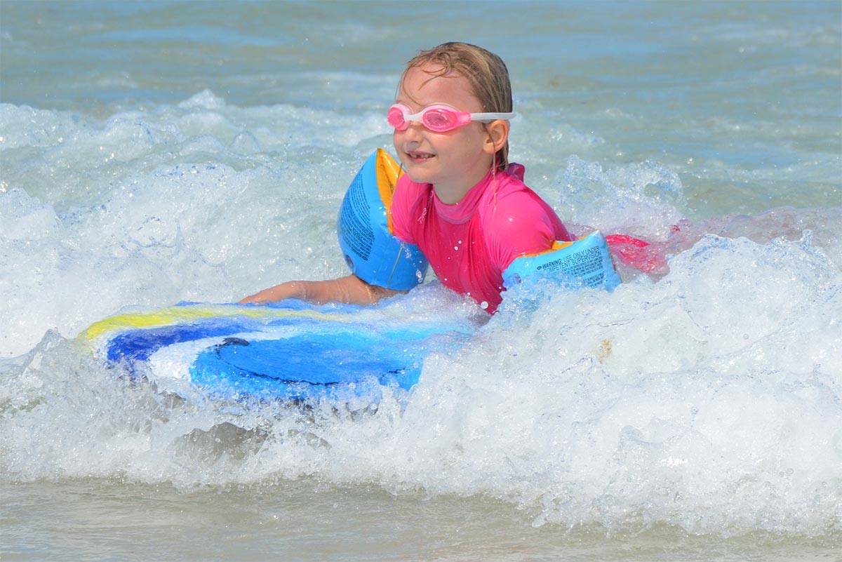 4 raisons d'inscrire votre adolescent à une colonie de vacances surf ?