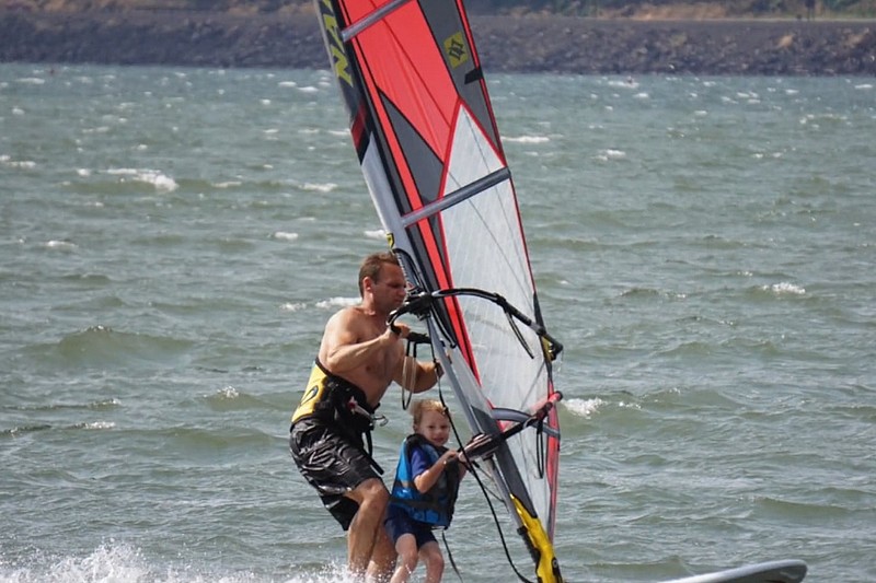Vidéo : Faire du windsurf avec son enfant