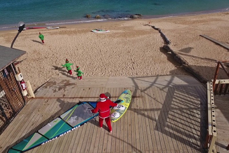 Le Père Noël est un windsurfer !